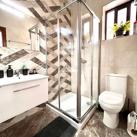 F8 1 Seaview Room, Living And Bathroom Shared , Stjulians *