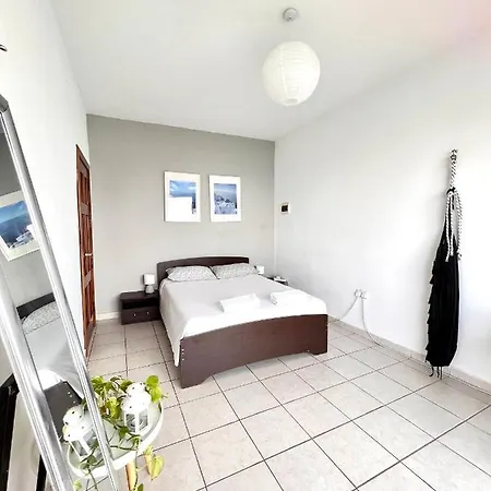 F8 1 Seaview Room, Living And Bathroom Shared , Stjulians *