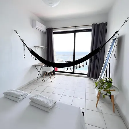 F8 1 Seaview Room, Living And Bathroom Shared , Stjulians Privatunterkunft San Ġiljan